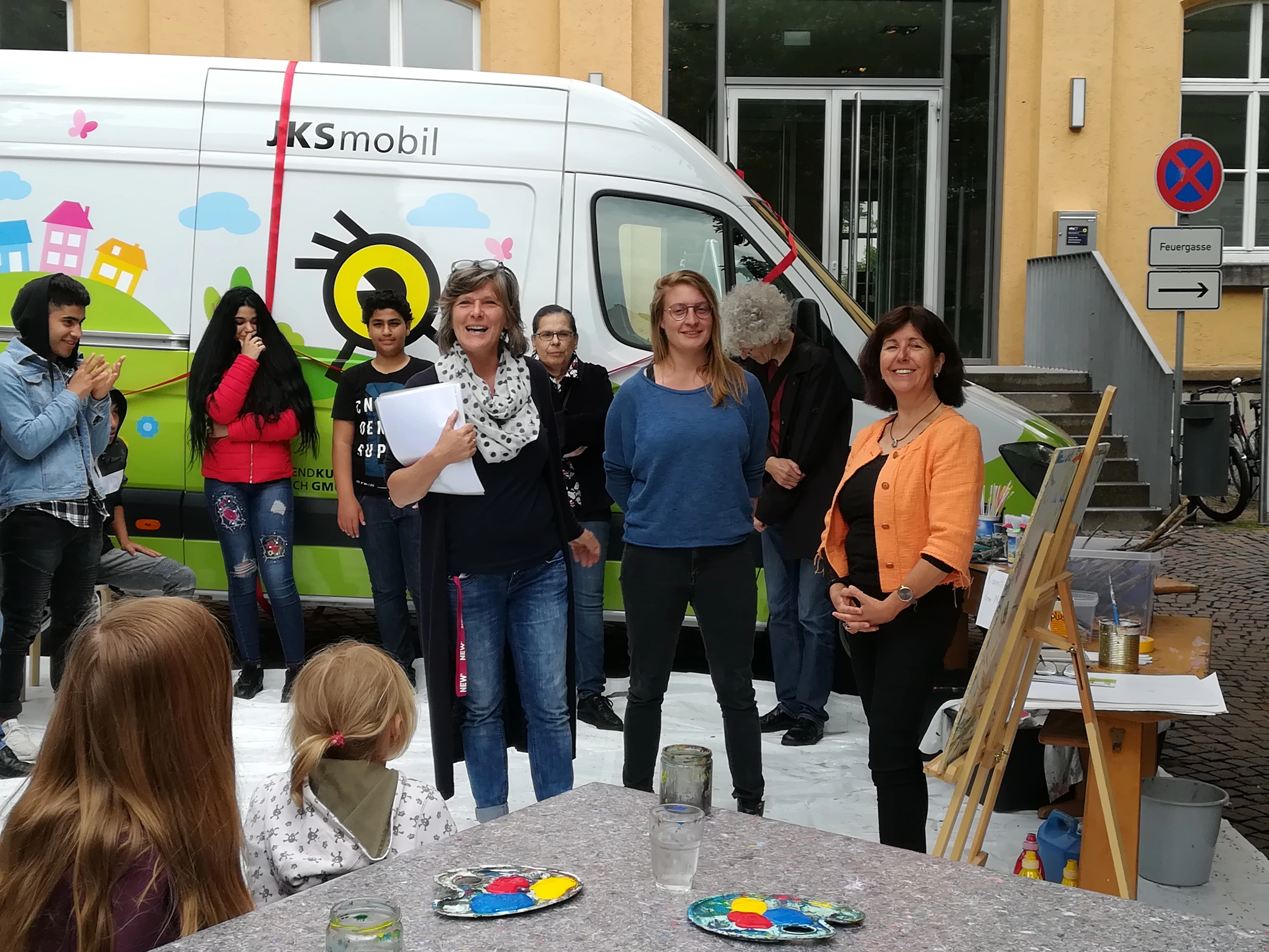 Jugendliche und Kunstpädagoginnen vor dem JKS Mobil 