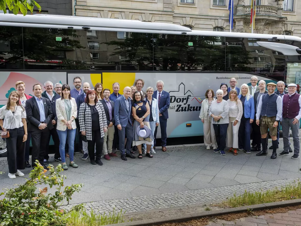 Die Jury steht vor dem Reisebus