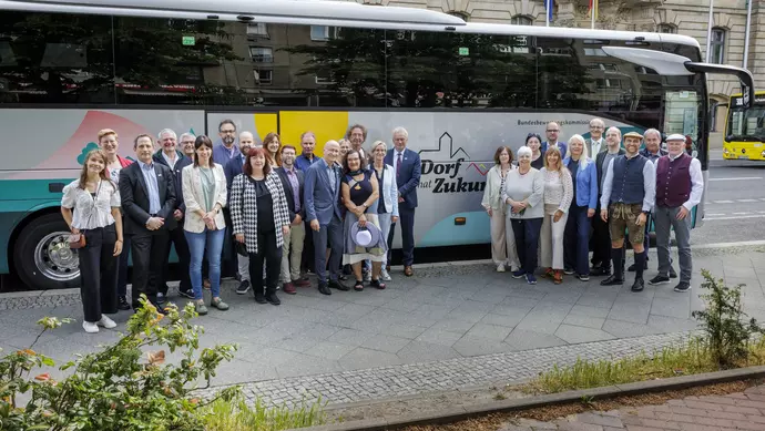 Die Jury steht vor dem Reisebus
