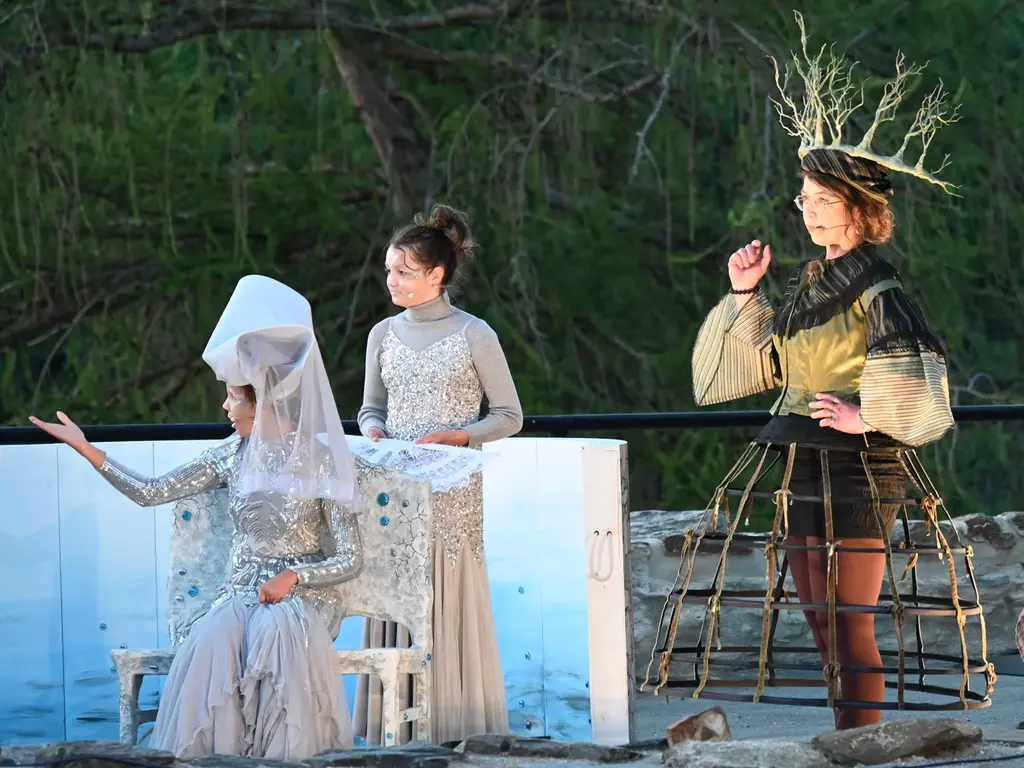 5 Schauspielerinnen bei der Theateraufführung der Elsterberger Burgfestspiele im Kostüm auf einer Freilichtbühne