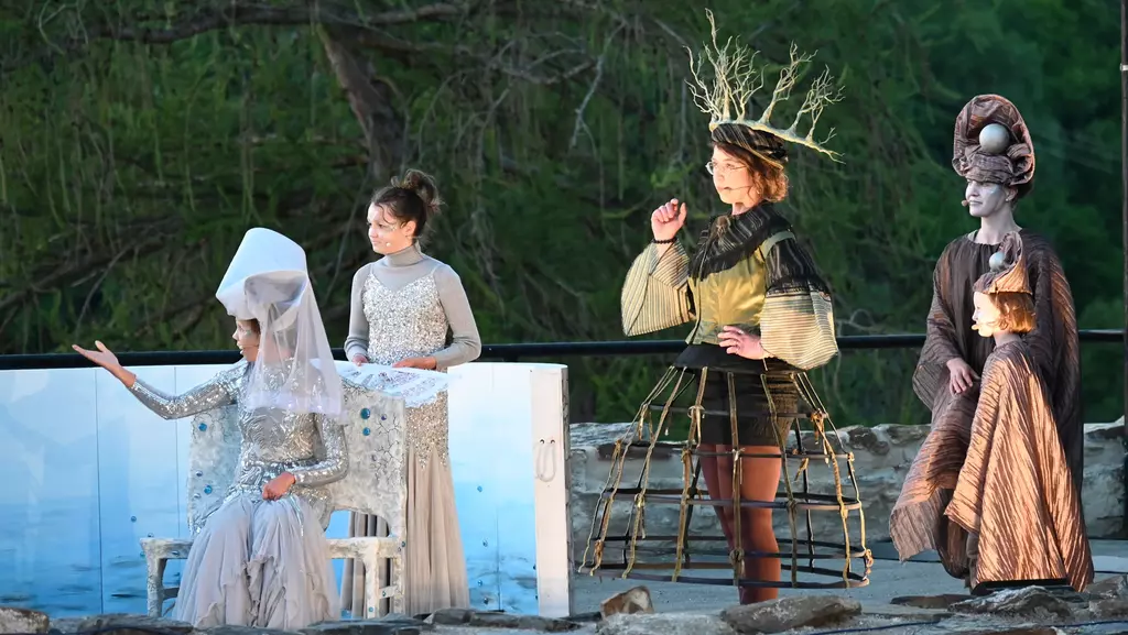 5 Schauspielerinnen bei der Theateraufführung der Elsterberger Burgfestspiele im Kostüm auf einer Freilichtbühne
