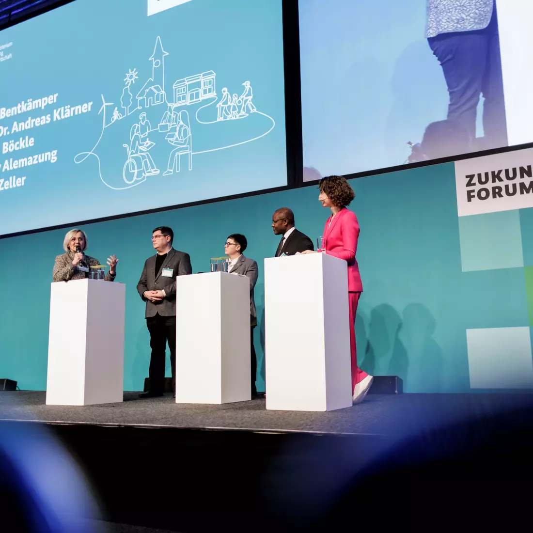 Referierende beim 18. Zukunftsforum Ländliche Entwicklung mit der Moderatorin auf der Bühne