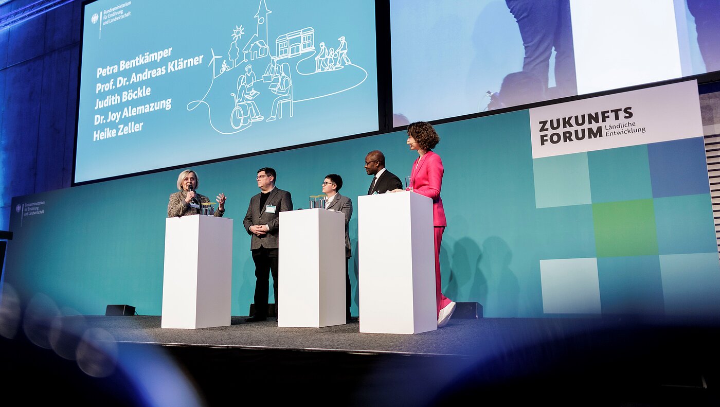 Referierende beim 18. Zukunftsforum Ländliche Entwicklung mit der Moderatorin auf der Bühne