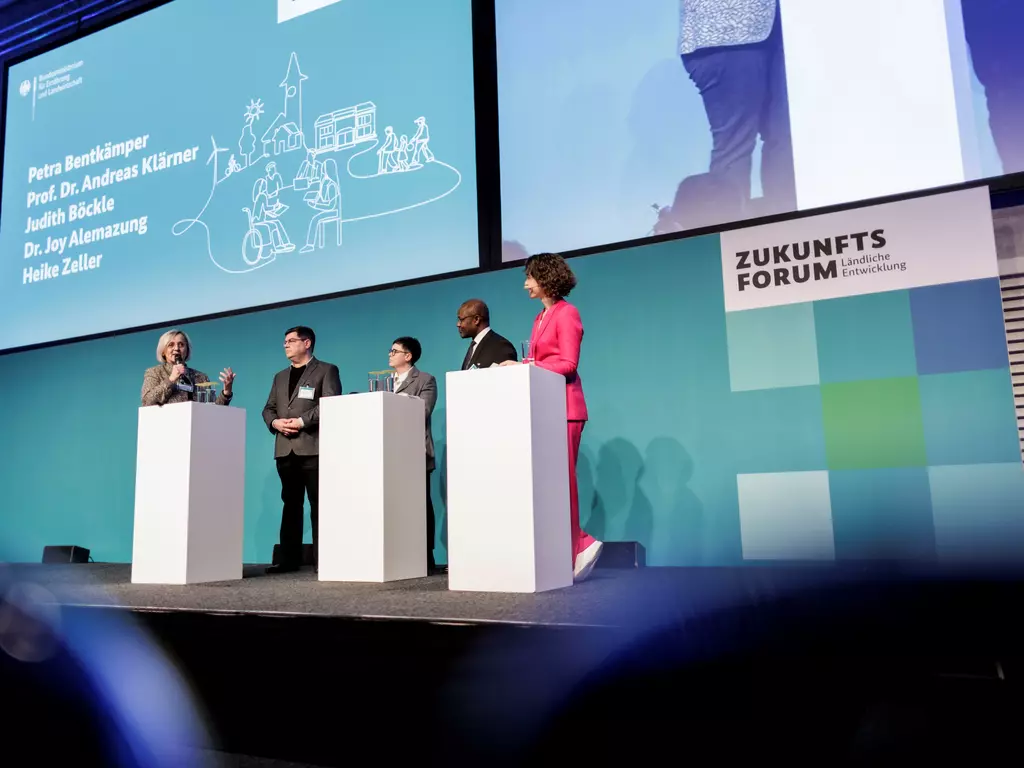 Referierende beim 18. Zukunftsforum Ländliche Entwicklung mit der Moderatorin auf der Bühne