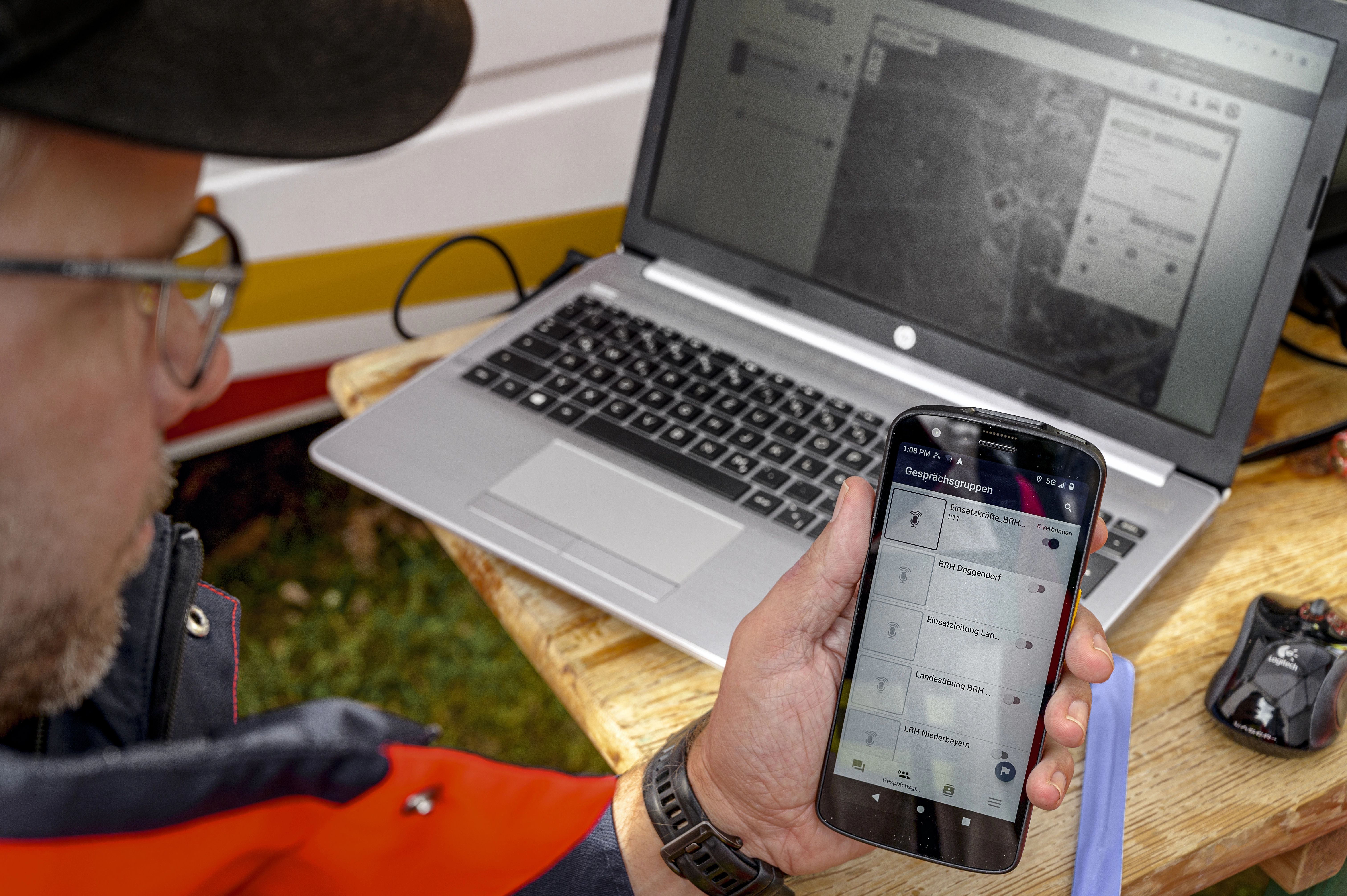 Ein Mann hat die App des Projekts auf seinem Mobiltelefon geöffnet