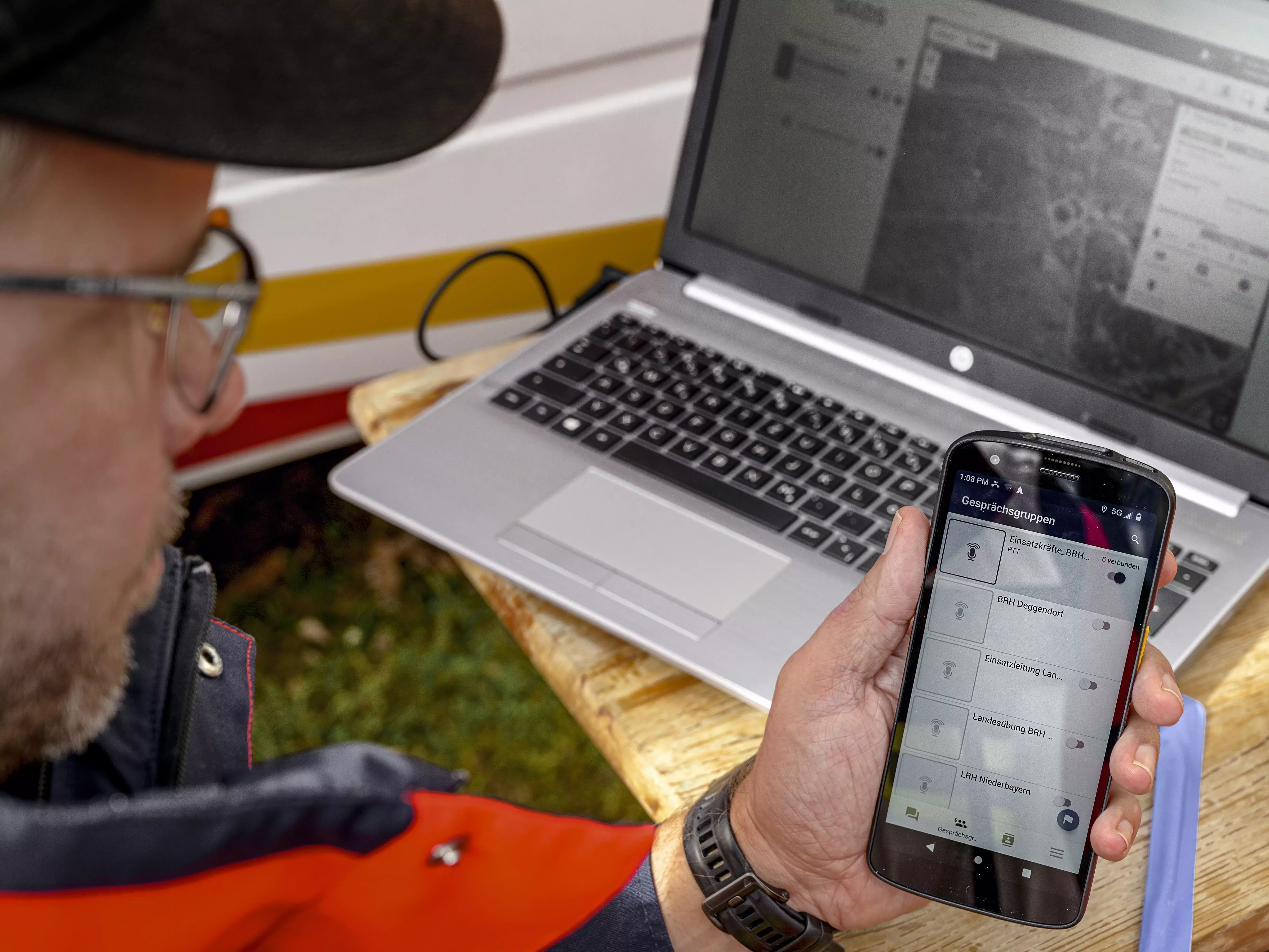 Ein Mann hat die App des Projekts auf seinem Mobiltelefon geöffnet