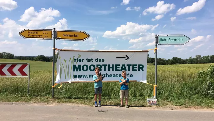 Plakat vor dem Feld
