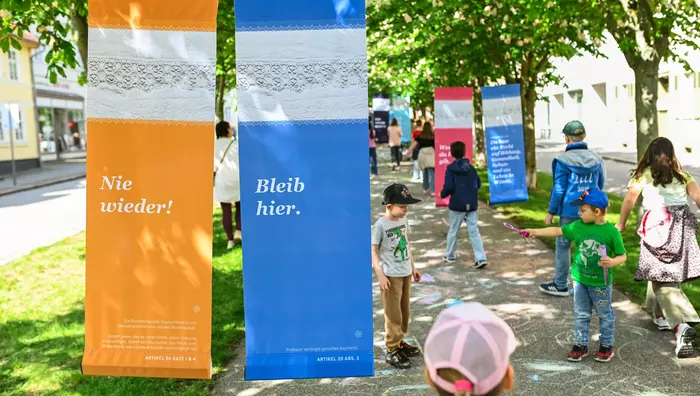 1000 Meter Kunst - Veranstaltung mit Bannern zum Grundgesetz