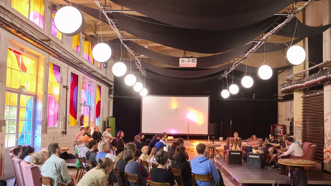 Teilnehmende und Zuschauende einer Gesprächsrunde auf dem Überland-Festival