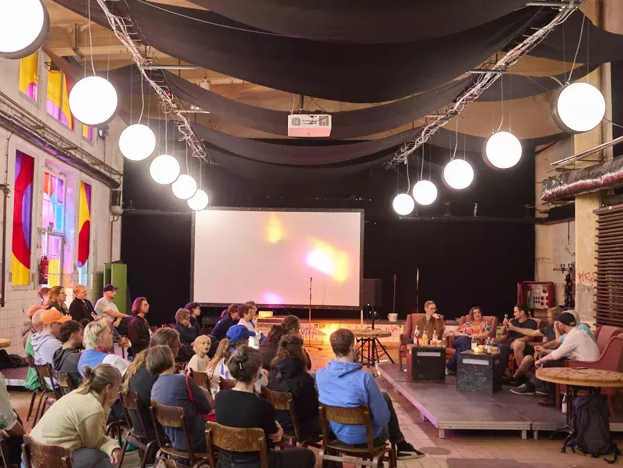 Teilnehmende und Zuschauende einer Gesprächsrunde auf dem Überland-Festival