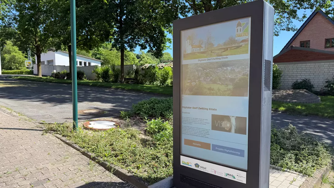 Eine Stele mit eingebettetem Display zeigt verschiedene Menüs, mit denen Etteln digital erkundet werden kann.
