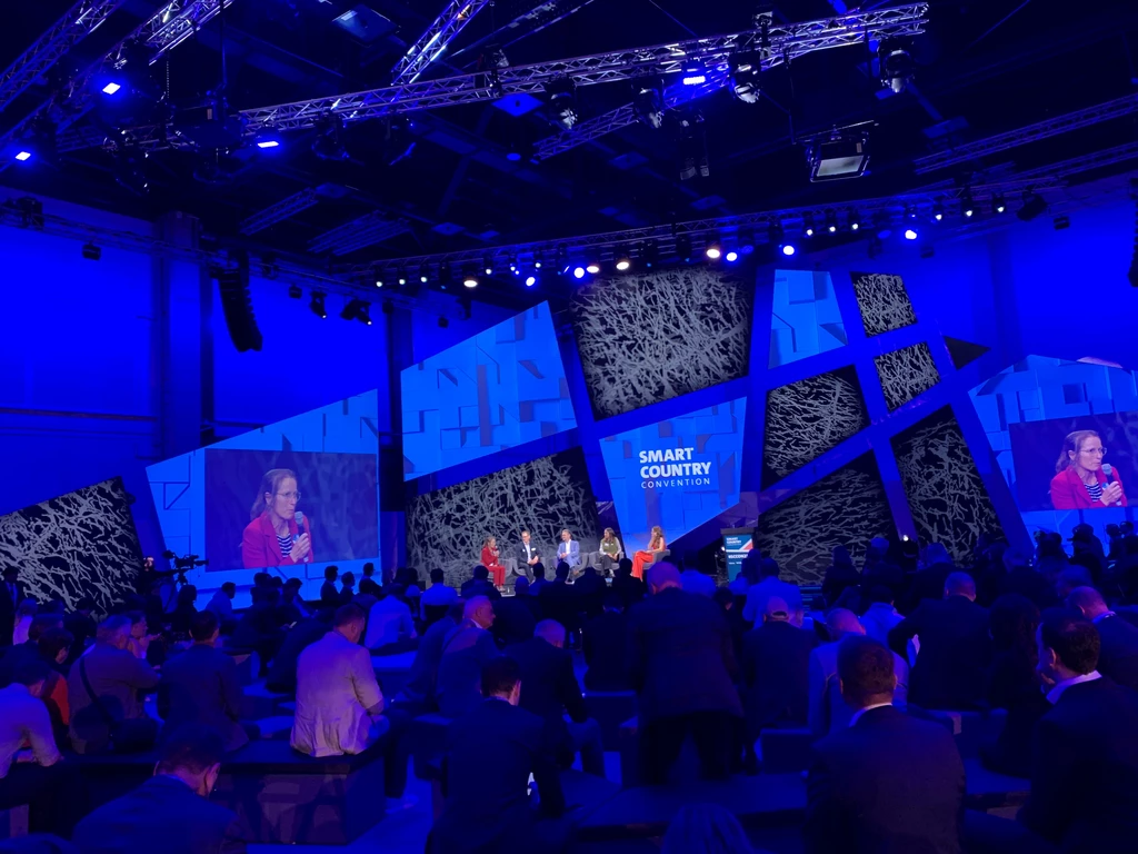 Die Hauptbühne auf der Smart Country Convention mit vier Speakern im BMLEH-Slot