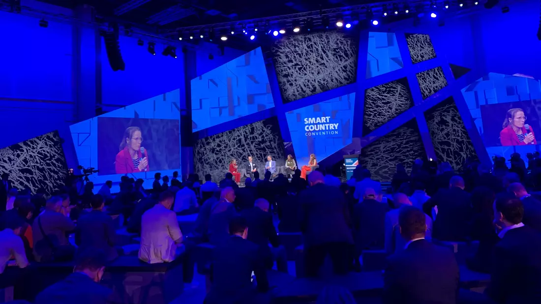 Die Hauptbühne auf der Smart Country Convention mit vier Speakern im BMLEH-Slot
