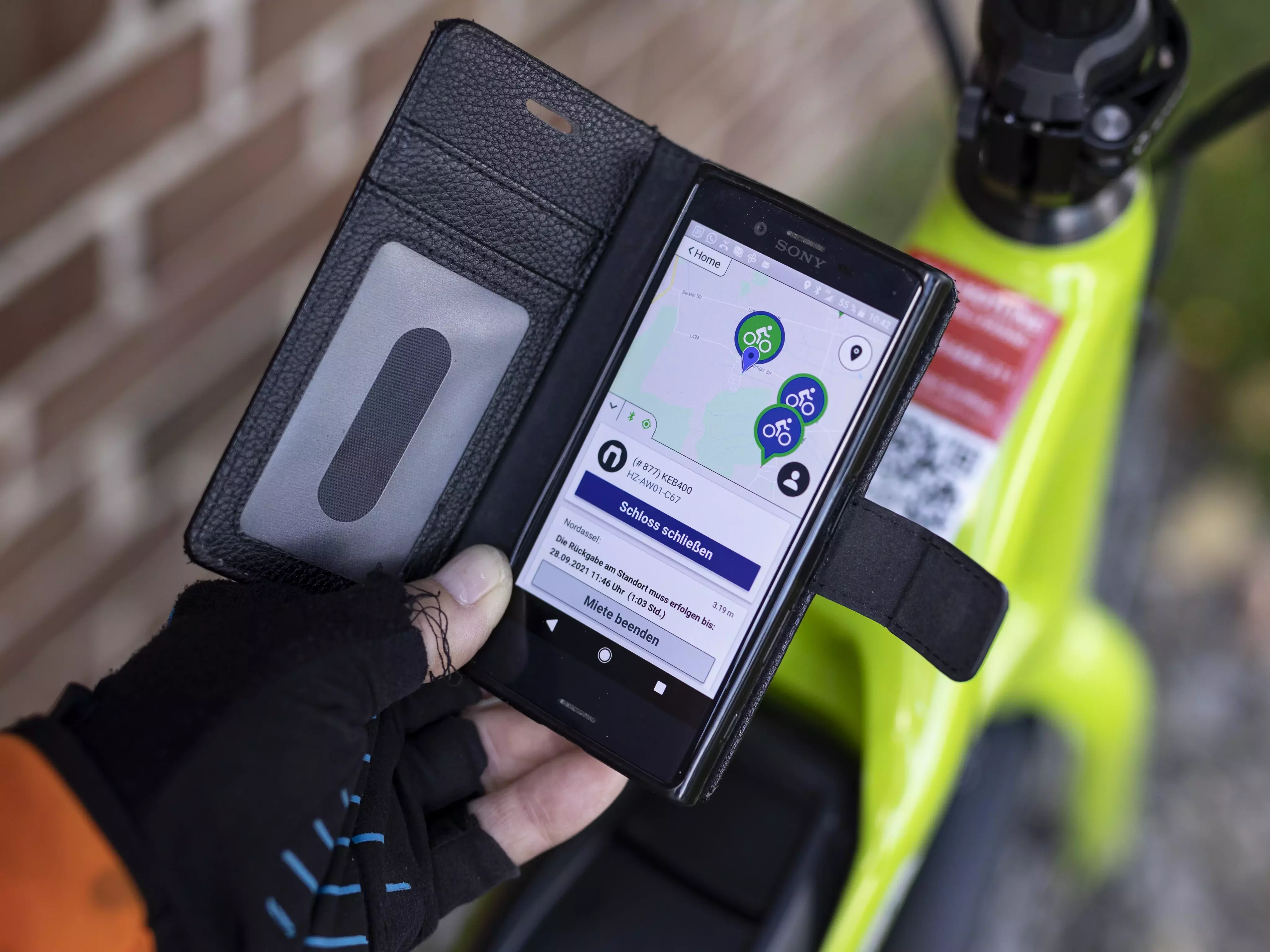Mit dem Mobiltelefon wird der QR-Code des LANDRADLs gescannt