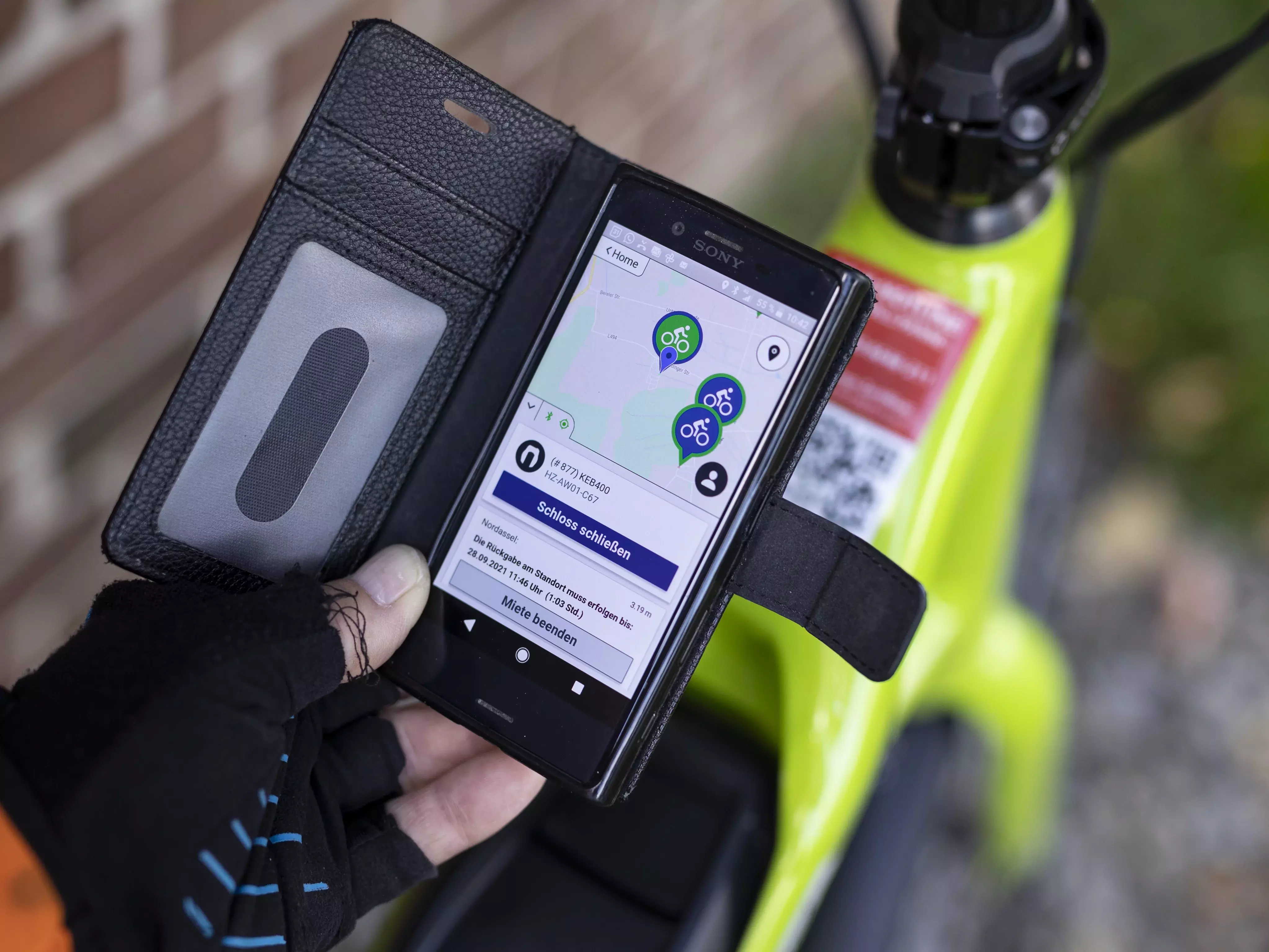 Mit dem Mobiltelefon wird der QR-Code des LANDRADLs gescannt