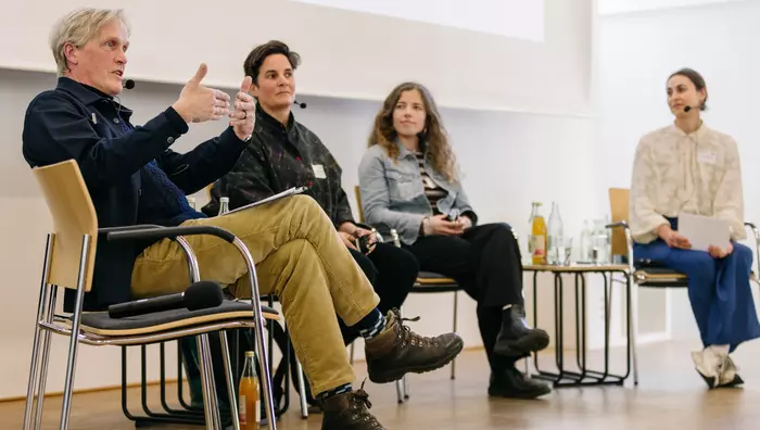 4 Teilnehmende des Podiumsgesprächs der Faktor K Konferenz auf der Bühne