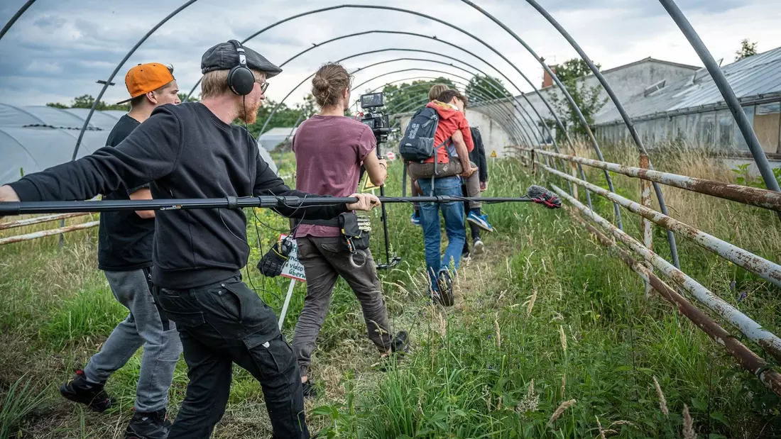 Dreharbeiten mit Kamera und Tonarm auf dem Gemüsefeld
