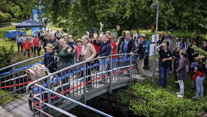 Menschen auf einer Brücke