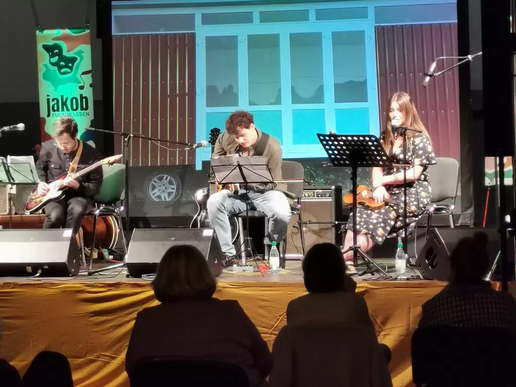 Musikgruppe auf Bühne bei der Veranstaltung "Ein Abend mit Jakob"