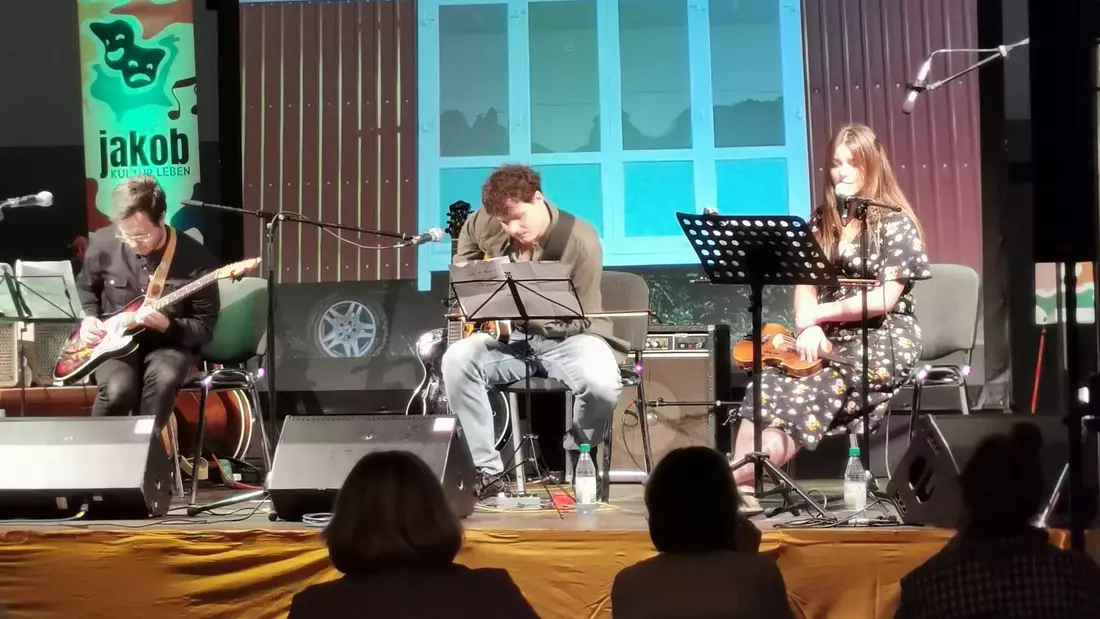 Musikgruppe auf Bühne bei der Veranstaltung "Ein Abend mit Jakob"