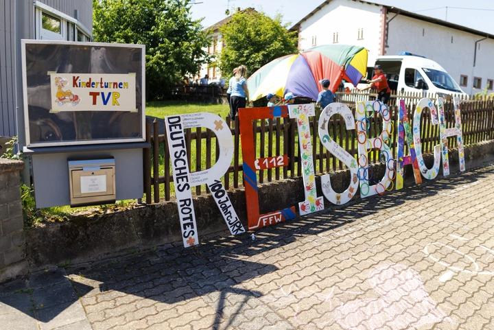 Bunter großer Schriftzug aus Holz "Reisbach"