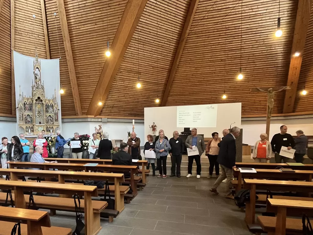 Mehrere Personen treffen sich in einer Kirche