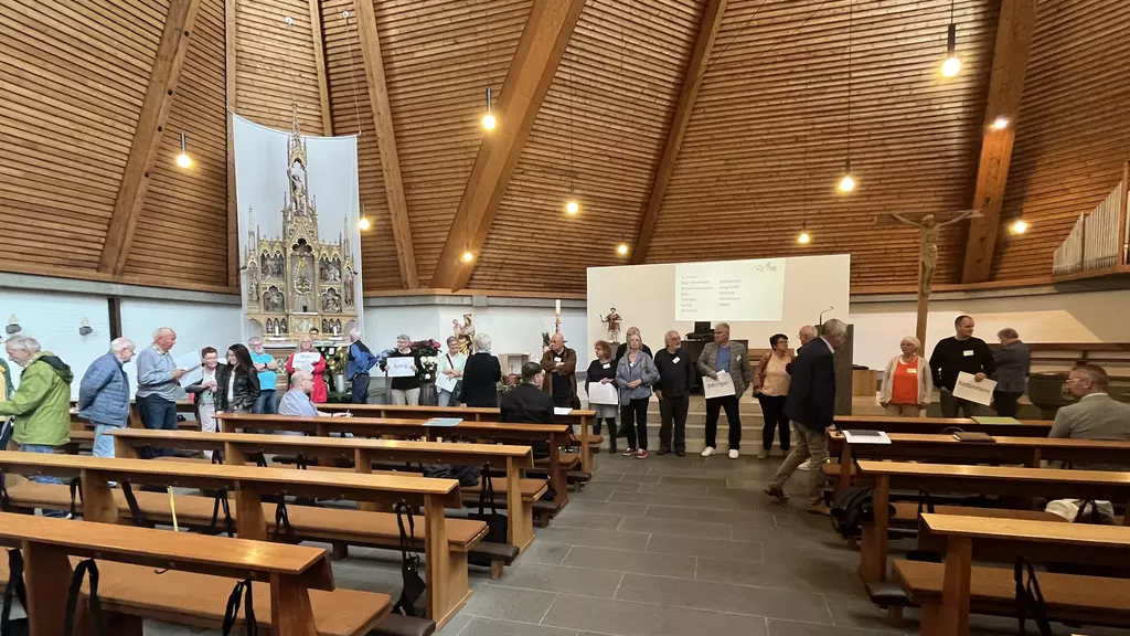 Mehrere Personen treffen sich in einer Kirche