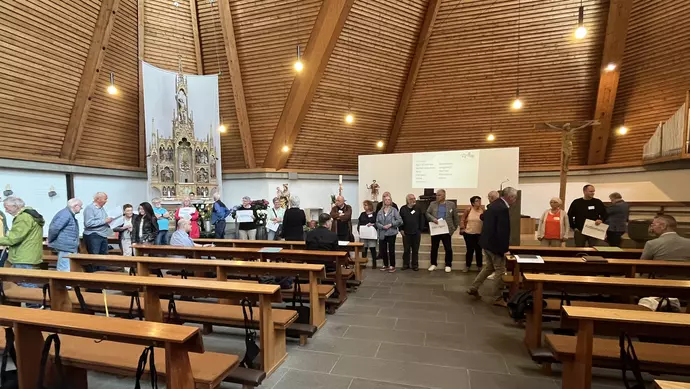 Mehrere Personen treffen sich in einer Kirche