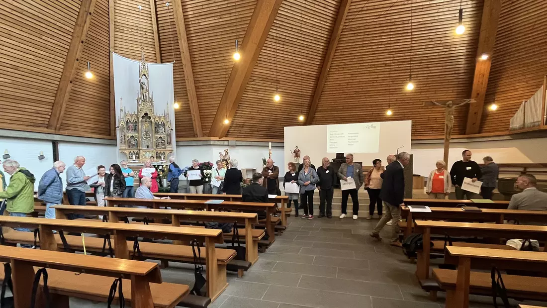 SozDE2_Kirchraumpilotinnen_Madita Wierz Mehrere Personen treffen sich in einer Kirche