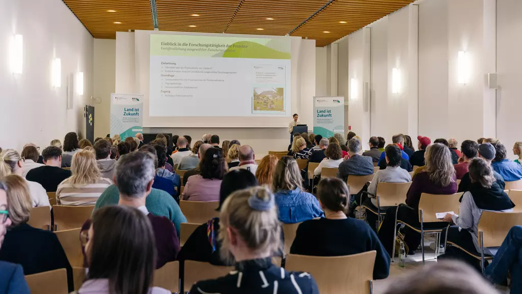 Teilnehmende der Faktor K Konferenz im Veranstaltungsaal