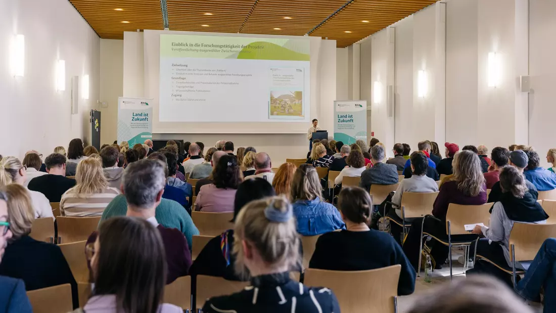 Teilnehmende der Faktor K Konferenz im Veranstaltungsaal