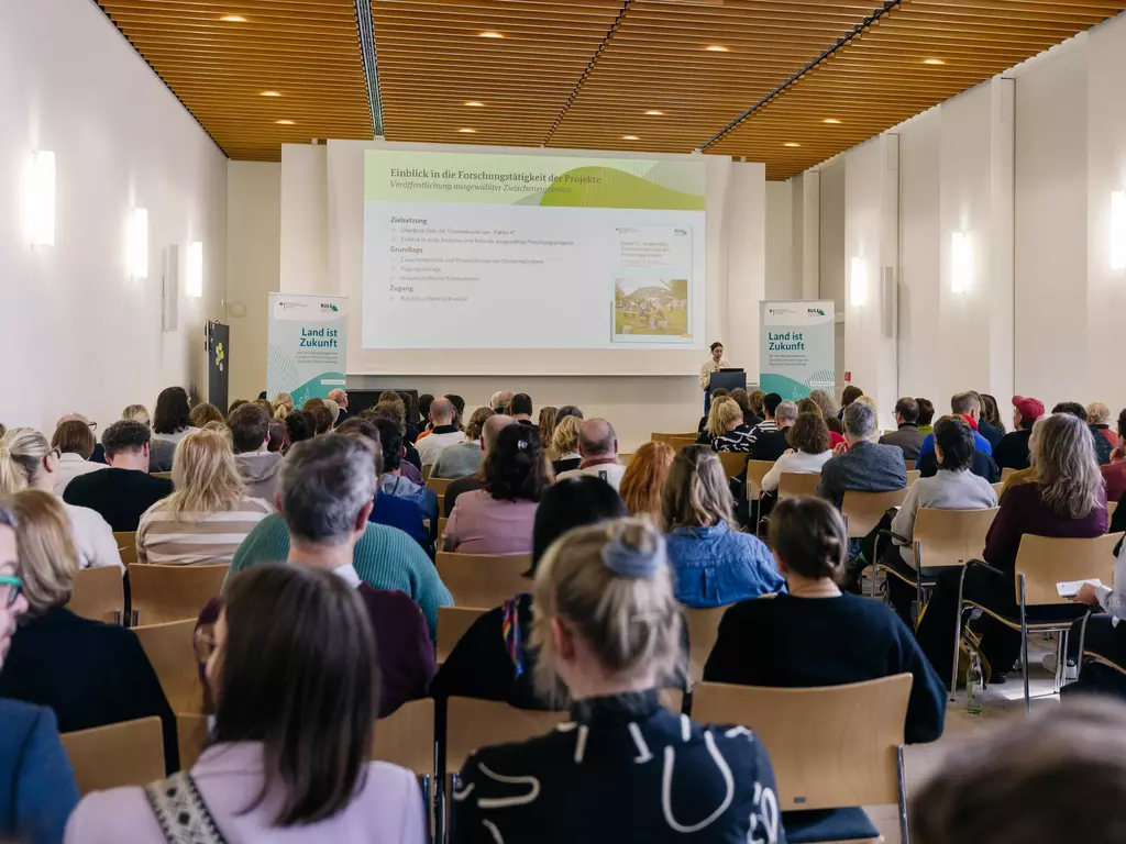 Teilnehmende der Faktor K Konferenz im Veranstaltungsaal