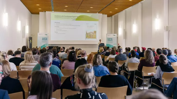 Teilnehmende der Faktor K Konferenz im Veranstaltungsaal