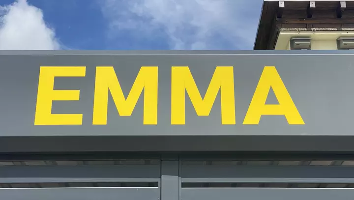 Der Name EMMA prangt in gelben Buchstaben auf dem Automaten-Gebäude.