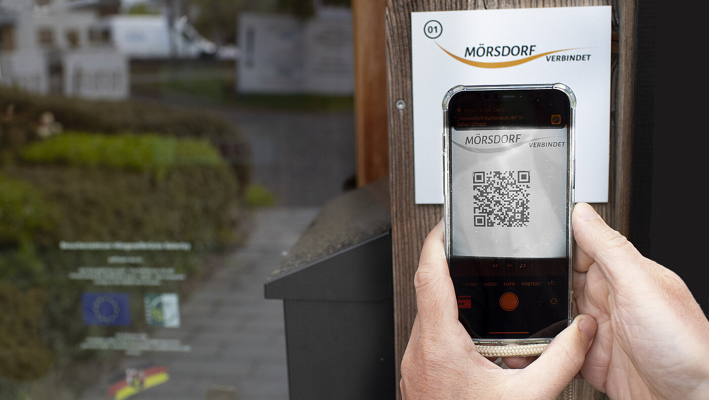 Ein QR-Code wird von einem Mobiltelefon gescannt