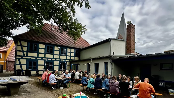Grillabend im Mehrfunktionshaus des Projekts "Flotte Bürger" in Röbel