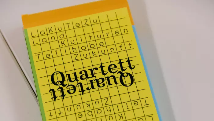 Bunte Karten des "Quartetts der Landkulturen" liegen auf einem Tisch