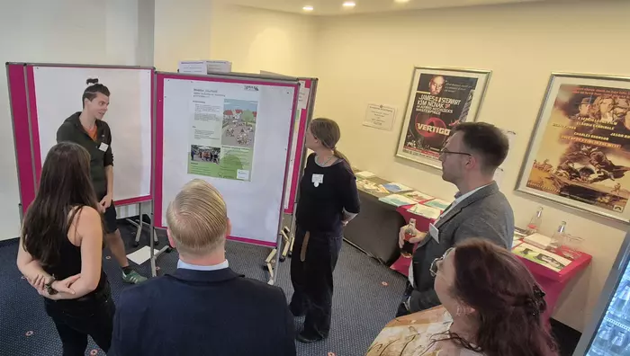 Teilnehmde des ersten Vernetzungstreffen von Soziale Dorfentwicklung bei der Posterausstellung