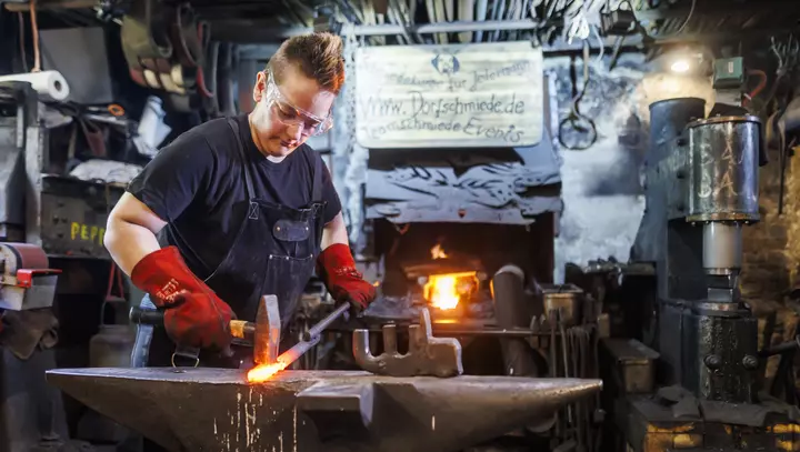 Schmiedin bei der Arbeit in Hallerstein