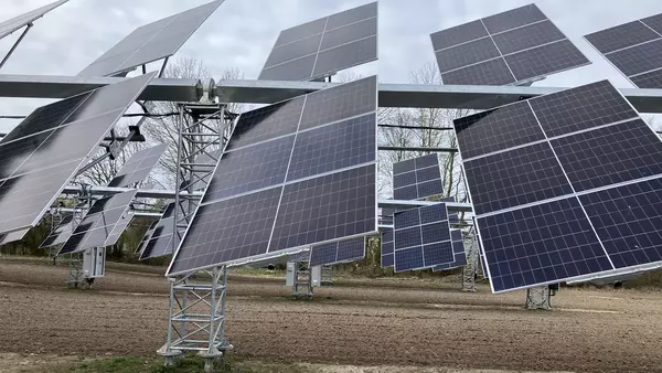 Photovoltaikanlagen auf einem Feld