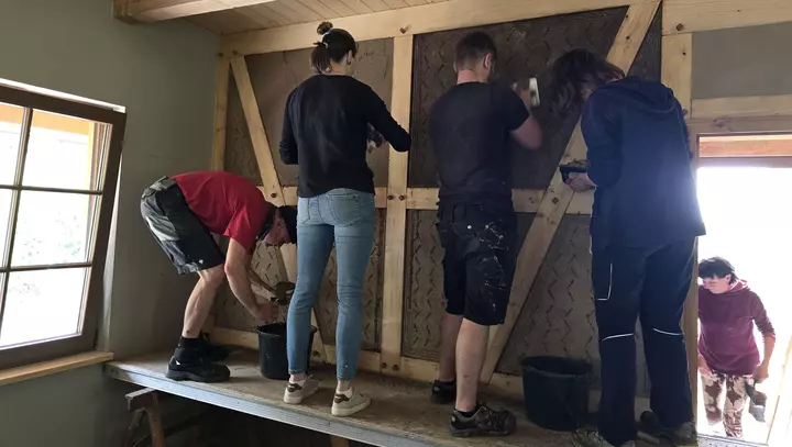 Menschen bauen am Haus