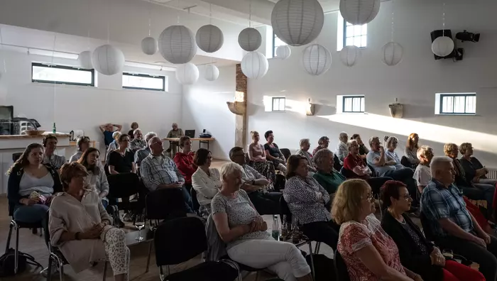Menschen sitzen bei einer Filmvorführung im großen Saal der Bredenbecker Scheune