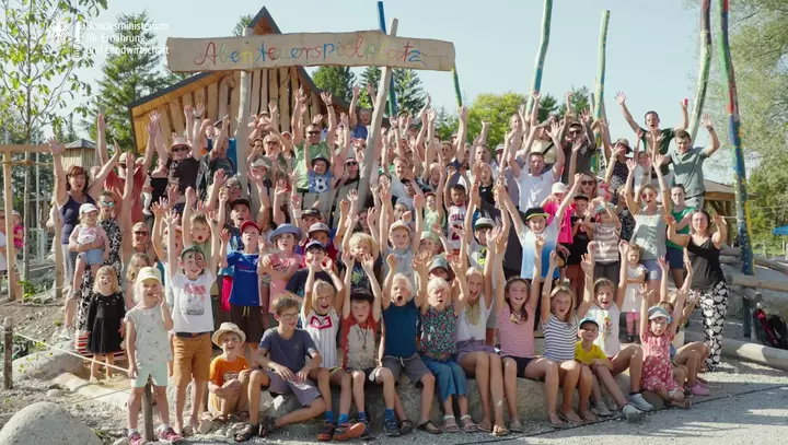 Kinder und Eltern auf dem Abenteuerspielplatz des Dorfes Huglfing
